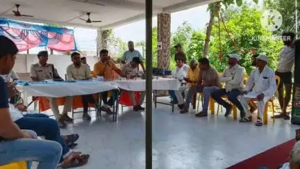 पकरीबरावां: धमौल में मोहर्रम पर्व को शांतिपूर्ण संपन्न कराने के लिए शांति समिति की बैठक आयोजित की गई