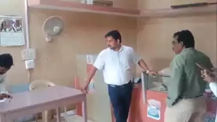 बुरहानपुर: धूलकोट, बोरी में खाद-बीज दुकानों पर एसडीएम की कार्रवाई, दो दुकानें सील, क्षेत्र में हड़कंप