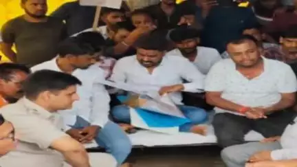 चास: बालीडीह के रैयतों ने रोजगार की मांग को लेकर ईस्टर्न इंडिया सीमेंट कंपनी का गेट जाम कर किया आंदोलन