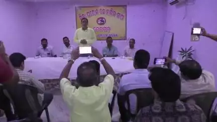 ଦେବଗଡ: ସ୍ଥାନୀୟ ଏକ ହୋଟେଲରେ ଘରୋଇ ବସ ମାଲିକ ସଙ୍ଘର ସାମ୍ବାଦିକ ସମ୍ମିଳନୀ, ନୂତନ ବସଷ୍ଟାଣ୍ଡ ଲୋକାର୍ପଣ ଉତ୍ସବକୁ ଡକାଯାଇନଥିବାରୁ ତୀବ୍ର ଅସନ୍ତୋଷ