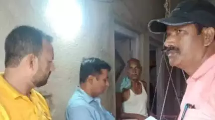 डंडारी: डंडारी प्रखंड के मोहनपुर ग्राम में BLO कर्मियों द्वारा गणना फॉर्म वितरण के लिए घरों का दौरा शुरू