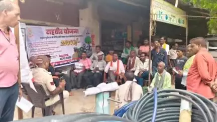 चांपा: बसंतपुर गांव में बिर्रा पुलिस ने सड़क सुरक्षा मितान और राहवीर योजना कार्यक्रम का आयोजन किया, लोगों को जागरूक किया गया