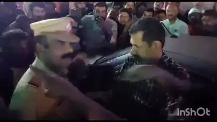മൂവാറ്റുപുഴ: എം.സി റോഡിൽ കൂത്താട്ടുകുളത്ത് മദ്യലഹരിയിൽ കാറോടിച്ച് അപകടം ഉണ്ടാക്കിയവരെ കൂത്താട്ടുകുളം പോലീസ് പിടികൂടി