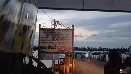 ಕಂಪ್ಲಿ: ತುಂಗಭದ್ರಾ ಡ್ಯಾಂನಿಂದ 62,000 ಕ್ಯೂಸೇಕ್ಸ್ ನೀರು ಬಿಡುಗಡೆ, ಅಪಾಯ ಮಟ್ಟ ತಲುಪಿದ ಕಂಪ್ಲಿ-ಗಂಗಾವತಿ ಸಂಪರ್ಕ ಸೇತುವೆ