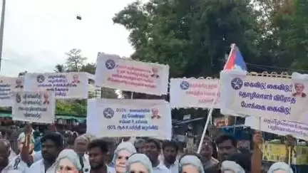 வேலூர்: சிஎம்சி மருத்துவமனை தொழிலாளர்கள் 5 அம்ச கோரிக்கைகளை வலியுறுத்தி அண்ணா கலையரங்கம் அருகே வித்தியாச முறையில் தர்ணா