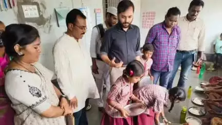 అసిఫాబాద్: గోవింద్ పూర్ ప్రభుత్వ ప్రాథమిక పాఠశాలలో మధ్యాహ్న భోజనాన్ని పరిశీలించిన జిల్లా అదనపు కలెక్టర్ దీపక్ తివారి