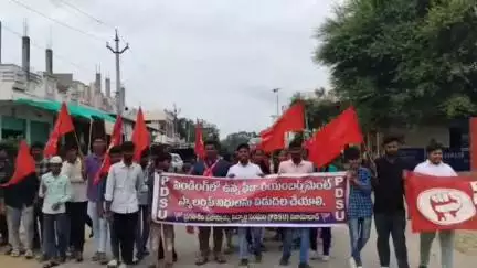 నిజామాబాద్ రూరల్: పెండింగ్‌లో ఉన్న పేజీ నెంబర్, స్కాలర్షిప్ బకాయిలను విడుదల చేయాలని డిచ్పల్లిలో PDSU నిరసన ర్యాలీ