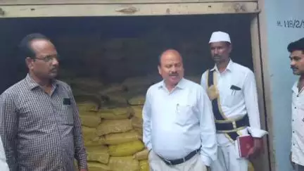 అసిఫాబాద్: రైతులకు ఎరువులు, విత్తనాలను అధిక ధరకు విక్రయిస్తే కఠిన చర్యలు: అదనపు కలెక్టర్ ఎం.డేవిడ్