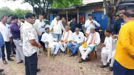 ଅନୁଗୋଳ: ତାଳଚେର ହିଙ୍ଗୁଳା ମନ୍ଦିର ଠାରେ ଲୋକଙ୍କ ସହ ବିଭିନ୍ନ ବିଷୟରେ ଆଲୋଚନା କଲେ ଢ଼େଙ୍କାନାଳ ସାଂସଦ