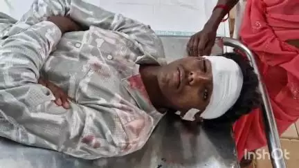 మదనపల్లి బసినికొండలో కారు-బైకు ఢీకొని పుంగనూరు వనమలదిన్నెకి చెందిన ముగ్గురికి గాయాలు
