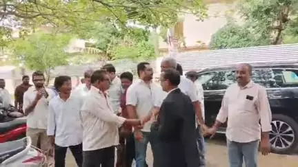 గన్నవరం కోర్టులో పలు కేసుల్లో షూరిటీ పత్రాలు సమర్పించేందుకు హజరైన YCP మాజీ MLA వల్లభనేని వంశీ
