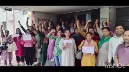 अल्मोड़ा: स्वास्थ्य विभाग के आउटसोर्स कर्मियों को 3 माह से नहीं मिला वेतन, कार्य बहिष्कार कर CMO कार्यालय का किया घेराव
