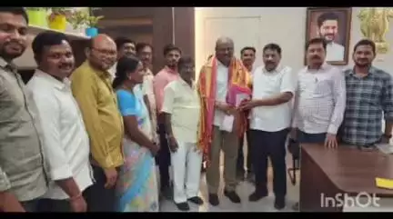 భూపాలపల్లి: బదిలీపై వెళ్తున్న పౌరసరఫరా శాఖ అధికారి శ్రీనాథ్‌ని సన్మానించిన జిల్లా రెవెన్యూ శాఖ అదనపు కలెక్టర్ అశోక్ కుమార్