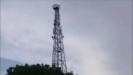 ज्ञानपुर: गोपीगंज थाना क्षेत्र के किशुनदेवपुर में जमीनी विवाद के मामले को लेकर युवक टावर पर चढ़ा, पुलिस ने आश्वासन देकर उतारा