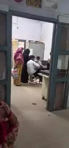 फतेहपुर: जिला अस्पताल के ओपीडी कक्ष 26 में दलाल की तस्वीरें हुईं वायरल, मरीज व तीमारदार करा रहे इलाज