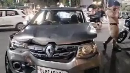 मुरादाबाद: सिविल लाइंस थाना क्षेत्र में तेज रफ़्तार कार ने पुलिसकर्मी की कार को टक्कर मारकर किया क्षतिग्रस्त