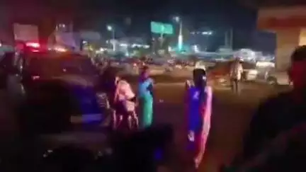 कानपुर: महिलाओं पर चढ़ा रील का नशा, रामादेवी चौराहे पर खड़ी पीआरबी के सामने बनाई रील, वीडियो सोशल मीडिया पर हुआ वायरल