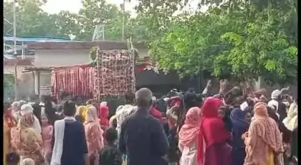 मानिकपुर: मानिकपुर कस्बे में मुहर्रम कमेटी के सरपरस्त की अगुवाई में निकला पलंग का जुलूस