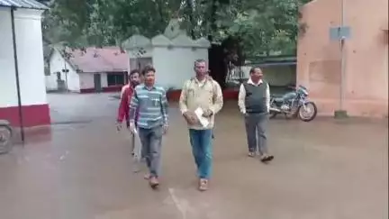 କୋରାପୁଟ ସହର: ପ୍ରତ୍ୟେକ କାମ ପାଇଁ ଆର‌ଆଇ ଏବଂ ଏଆର‌ଆଇ ଟଙ୍କା ମାଗୁଥିବା ଅଭିଯୋଗରେ ଜିଲ୍ଲାପାଳଙ୍କ ଦ୍ବାରସ୍ଥ ହେଲେ ନନ୍ଦପୁର ବ୍ଳକର ଜଲାପୁଟ ଗ୍ରାମବାସୀ