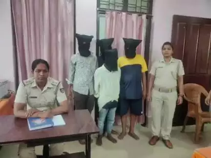 ପୁରୀ ମ୍ୟୁନିସିପାଲଟି: ଶ୍ରୀ ଗୁଣ୍ଡିଚା ମନ୍ଦିର ନିକଟରେ ଗହଳିର ସୁଯୋଗ ନେଇ ଭକ୍ତ ଙ୍କ ପକେଟମାର କରିବା ଅଭିଯୋଗ ରେ କୁମ୍ଭାରପଡା ଥାନା ଦ୍ୱାରା 4 ଗିରଫ l