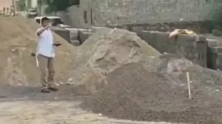 बाड़मेर: खनिज विभाग ने रीको से बजरी का अवैध स्टॉक किया सीज