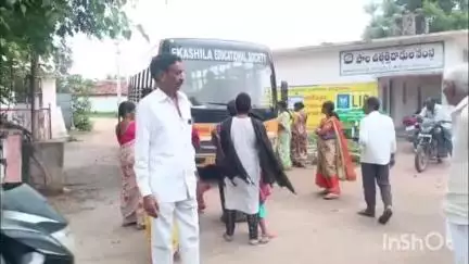 కరీంనగర్: దుద్దనపల్లి గ్రామంలో ప్రవేట్ స్కూల్ బస్సులను అడ్డుకున్న గ్రామస్తులు