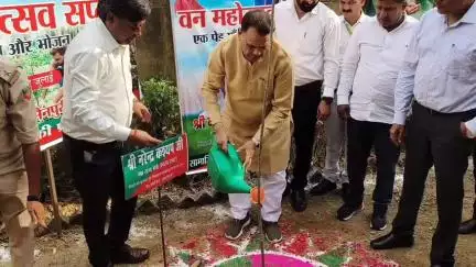 मैनपुरी: राज्य मंत्री नरेंद्र कश्यप ने एक पेड़ मां के नाम अभियान के तहत कलेक्ट्रेट पर किया वृक्षारोपण