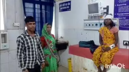 जमुई: चारण बलुआडीह गांव में पड़ोसी ने मां और पुत्री को पीटकर किया घायल, दोनों को सदर अस्पताल में कराया गया भर्ती