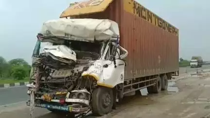 बनेड़ा: रायला में ट्रक कंटेनर की टक्कर से ट्रैक्टर ट्रॉली पलटी, एक की मौत और दो घायल