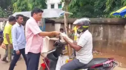 সীমলাপাল: আন্তর্জাতিক প্লাস্টিক ব্যাগ মুক্ত দিবস উপলক্ষে সিমলাপাল বাজারের ব্যবসায়ীদের সচেতন করতে পথে নামলেন তালডাংরার বিধায়ক