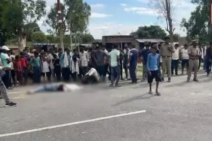 बहराइच : ट्रक की ठोकर से बाइक सवार एक युवक की मौत व दूसरा घायल