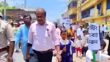 খড়গ্রাম: প্লাস্টিক ব্যাগ বর্জনের জন্য নগরে র‍্যালির 
পাশাপাশি বিভিন্ন দোকানে হানা দিল প্রশাসন