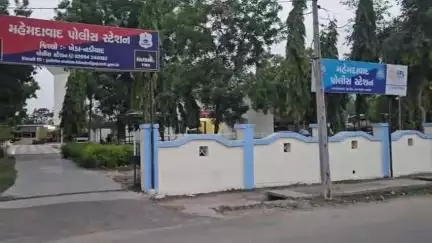મહેમદાવાદ: વાંઠવાડી ગામના જીવરાજપરા સીમમાં રહેતો બુટલેગર બાઈક પર દારૂની હેરાફેરી કરતો ઝડપાયો
