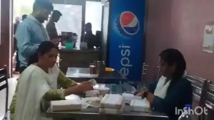 विदिशा: गुरुवार शाम 4 बजे खाद्य सुरक्षा विभाग ने विवेकानंद चौराहे के एक रेस्टोरेंट में जांच कर खाद्य सामग्री का सैंपल लिया