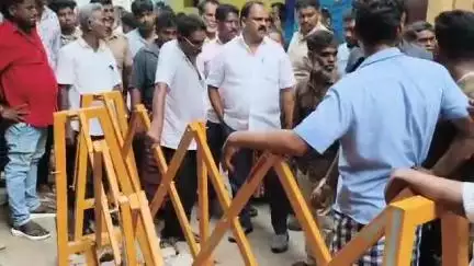 திருவொற்றியூர்: திருவொற்றியூர் தாங்கல் பகுதியில் மின்சாரம் தாக்கி உயிரிழந்த சிறுவனுக்கு எம் எல் ஏ உள்ளிட்டோர் நிவாரணம் வழங்கி அஞ்சலி செலுத்தினர்.