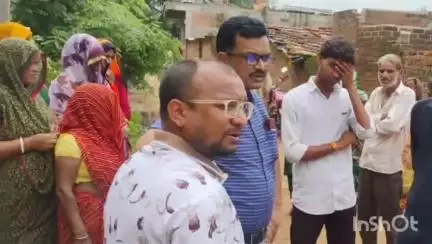 आरोन: वार्ड क्रमांक एक आरोन में पहुंचे विद्युत कंपनी के अधिकारी, लोगों ने दिया ज्ञापन