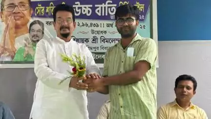 করিমপুর ২: করিমপুর ইলেকট্রিক সাপ্লাই অফিসে বিধায়ক তহবিলের অর্থে সৌরশক্তি চালিত উচ্চ বাতিস্তম্ভের উদ্বোধনে বিধায়ক