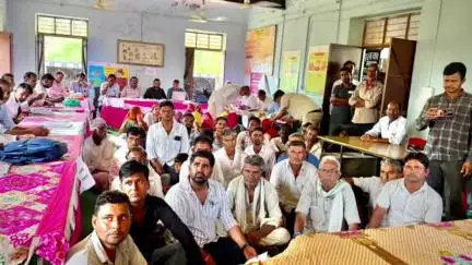 खींवसर: खींवसर विधायक रेवंतराम डांगा ने सेनणी ग्राम पंचायत के दौरे पर शिविर का अवलोकन किया, ग्रामीणों से की चर्चा
