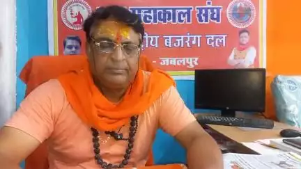 राष्ट्रीय अध्यक्ष कन्हैया तिवारी ने कहाकि जबलपुर CMHO संजय मिश्रा शासकीय अधिकारी कम,निजी अस्पतालों के प्रवक्ता ज्यादा है