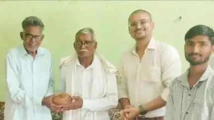 नागौद: पद्म श्री बाबूलाल दाहिया ने पोस्टमैन गजेंद्र सिंह पटेल को पिथौरागढ़ स्थित आवास पर दी भावभीनी विदाई