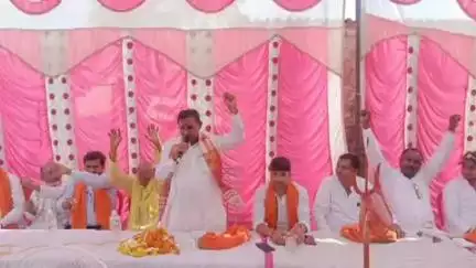 कोरांव: ऊंच गांव खीरी में विधायक राजमणि कोल ने चौपाल लगाकर ग्रामीणों को सरकार की जनकल्याणकारी योजनाएं बताई