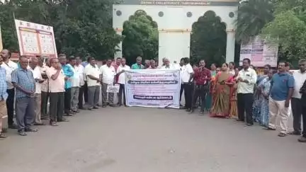 திருவண்ணாமலை: மூன்று அம்ச கோரிக்கைகளை வலியுறுத்தி கலெக்டர் அலுவலகம் முன்பு ஆரம்ப பள்ளி ஆசிரியர்கள் கோரிக்கை முழக்க ஆர்ப்பாட்டம்