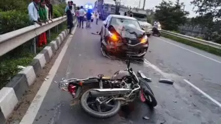आबू रोड: आबूरोड के मावल हाईवे नदी के पुलिया पर कार और बाइक की हुई जबरदस्त भिड़ंत, बाइक सवार युवक की मौत, दो लोग गंभीर घायल