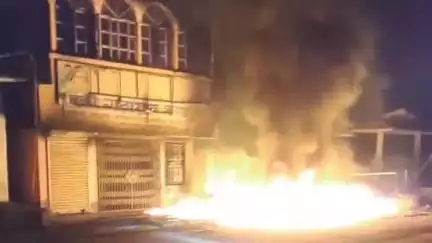 গড়বেতা ৩: চন্দ্রকোনা রোড পরিমলকানন সংলগ্ন একটি বাড়িতর সামনের অংশ দাও দাও করে জ্বলছে আগুন, ঘটনাস্থলে পুলিশ এবং দমকলের একটি ইঞ্জিন