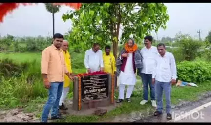 टिकारी: टिकारी MLA ने टिकारी-कुर्था और पंचानपुर-मुसी मार्ग के मरम्मत कार्य का किया उद्घाटन