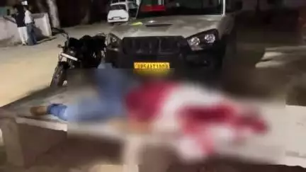 घोसी: हाजीपुर में अज्ञात वाहन ने कार को मारी टक्कर, एक की मौत और दूसरा घायल जिला अस्पताल रेफर
