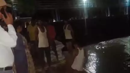 बिसवां: बिसवां में शारदा सहायक नहर की लाइनिंग में रिसाव से मचा हड़कंप, नहर और विभाग ने त्वरित प्रयास कर नहर को फटने से बचाया