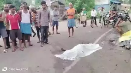 अमरपुर: शाहपुर चौक पर टहलते समय अज्ञात वाहन की टक्कर से बुजुर्ग की मौत, परिजनों ने किया सड़क जाम