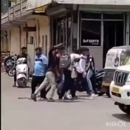 कोरबा: कोरबा में दो गुटों के बीच सड़क पर हुई मारपीट, लोग देखते रहे तमाशा, वीडियो वायरल होने पर पुलिस ने शुरू की जांच