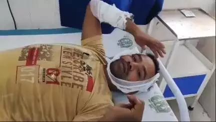 छातापुर: छातापुर में बियरहनी के काटने से ई-रिक्शा चालक हुआ असंतुलित, ई-रिक्शा पलटने से दो घायल